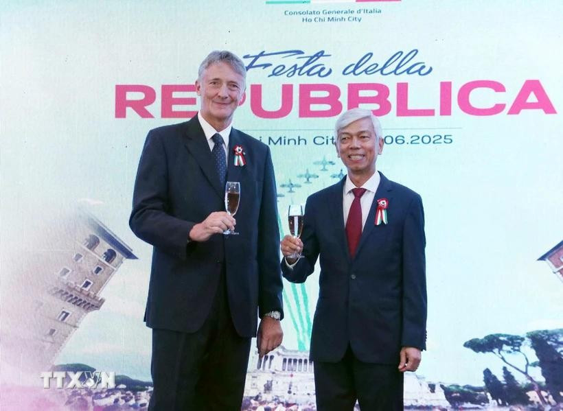 Vo Van Hoan, vice-président du Comité populaire de Hô Chi Minh-Ville (droite) et Enrico Padula, consul général d'Italie à HCM-Ville. Photo: VNA