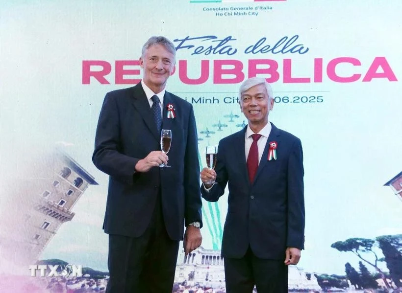 Vo Van Hoan, vice-président du Comité populaire de Hô Chi Minh-Ville (droite) et Enrico Padula, consul général d'Italie à HCM-Ville. Photo: VNA