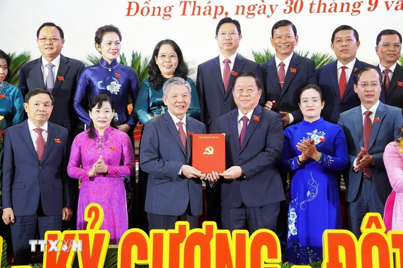 Nguyên Trong Nghia (troisième de droite à gauche), membre du Politburo, secrétaire du Comité central du Parti, chef de la Commission centrale de la sensibilisation et de l'éducation et et de mobilisation de masse du Parti, a présenté la décision au nouveau secrétaire du Comité provincial du Parti de Dông Thap, Ngô Chi Cuong. Photo: VNA