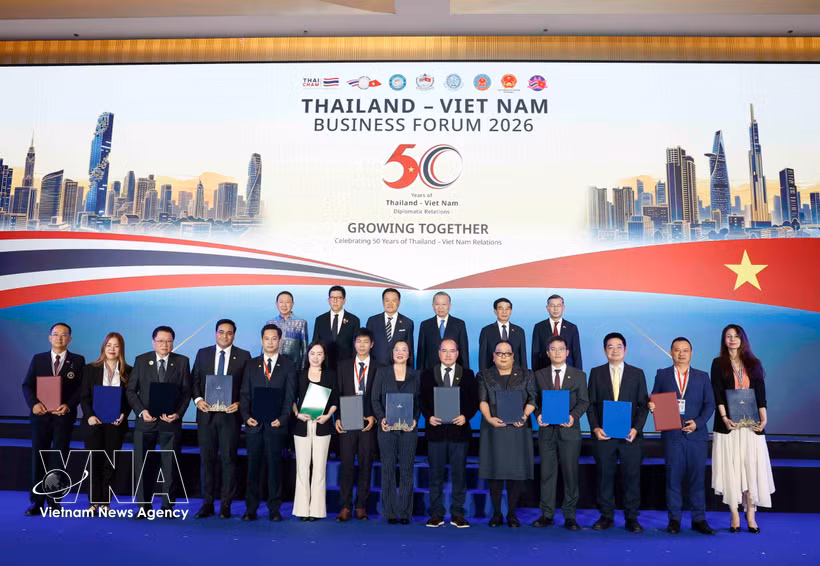 Le secrétaire général du Parti communiste du Vietnam et président de la République, To Lam, et le Premier ministre thaïlandais Anutin Charnvirakul assistent à la remise d’accords de coopération entre des entreprises des deux pays. Photo: VNA 