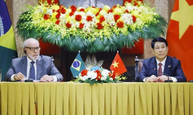 Le président vietnamien Luong Cuong (droite) et son homologue brésilien Luiz Inácio Lula da Silva lors de la rencontre avec la presse. Photo: VNA