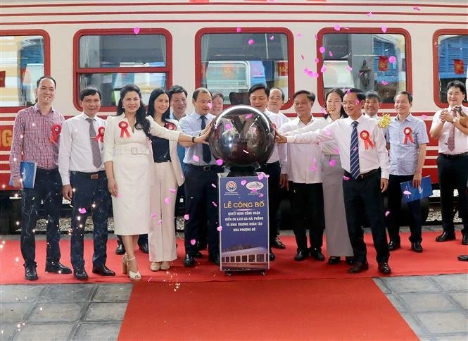 Cérémonie pour annoncer la reconnaissance de la gare de Hai Phong comme destination touristique et inaugurer un train haut de gamme baptisé Hoa Phuong Do. Photo: VNA