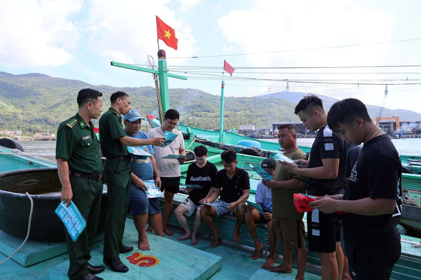 Les cadres du poste de garde-frontière de Son Tra sensibilisent les pêcheurs locaux à la pêche INN. Photo: VNA