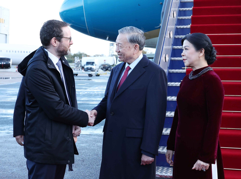 À 7h05, le 28 octobre (heure locale), le secrétaire général du Parti Tô Lâm et son épouse Ngô Phuong Ly, accompagnés d'une délégation vietnamienne de haut niveau, sont arrivés à l'aéroport London Stansted. Photo: VNA