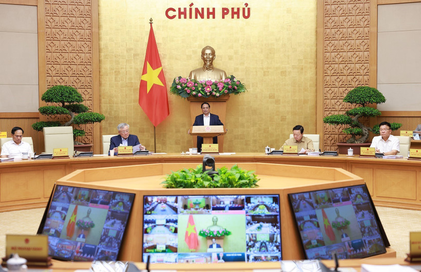 Le Premier minsitre Pham Minh Chinh préside la réunion gouvernementale mensuelle de juin 2025 ainsi qu'une visioconférence nationale entre le gouvernement et les localités. Photo: VNA