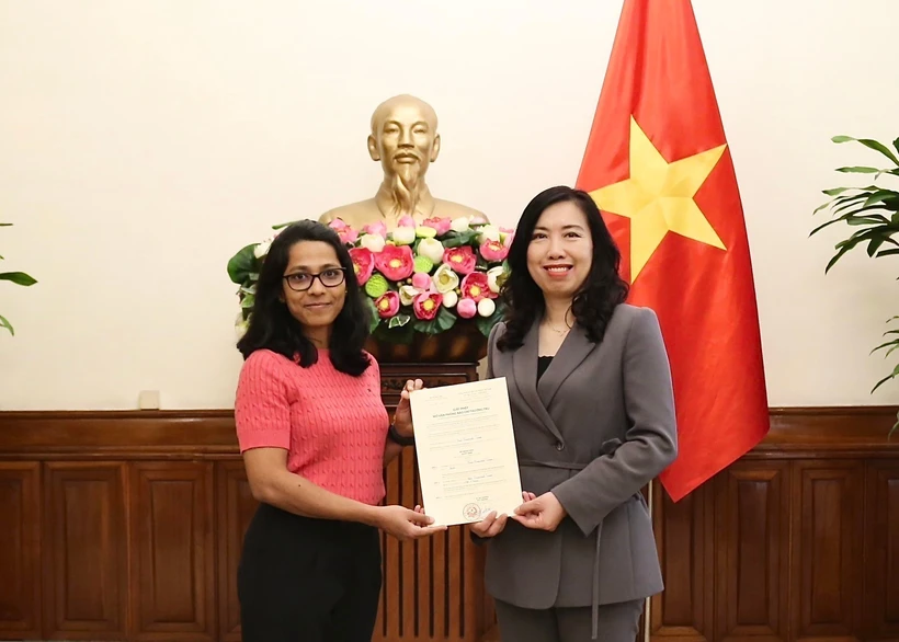 La vice-ministre des AE Lê Thi Thu Hang (droite), a remis la licence à Anantha Lakshmi, représentante en chef du bureau permanent du Financial Times au Vietnam. Photo: VNA