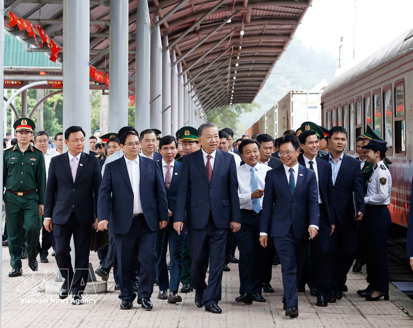 Le secrétaire général To Lam, le Premier ministre Pham Minh Chinh et d'autre délégués effectuent une inspection de terrain à la gare de Dong Dang. Photo: VNA