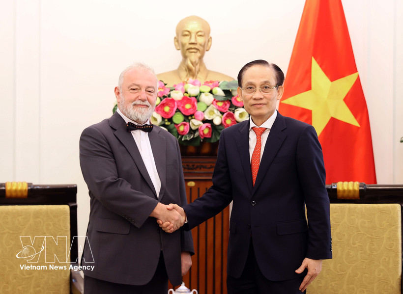 Le Hoai Trung, membre du Bureau politique et ministre des Affaires étrangères du Vietnam (droite) et Hynek Kmonicek, ambassadeur de la République tchèque. Photo: VNA