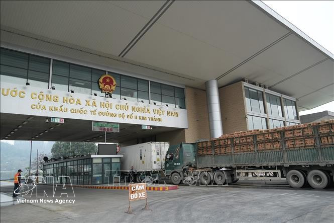 Les véhicules de marchandises sont dédouanés par le poste frontalier international de Kim Thanh à Lao Cai. Photo: VNA