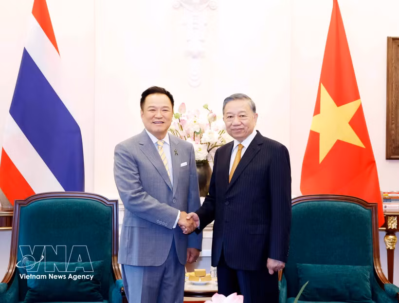 Le secrétaire général du Parti communiste du Vietnam et président de la République, To Lam (droite) reçoit le Premier ministre thaïlandais Anutin Charnvirakul. Photo: VNA