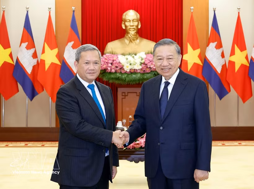 Le secrétaire général du Parti communiste du Vietnam et président de la République, To Lam (droite) et le Premier ministre cambodgien Hun Manet. Photo: VNA