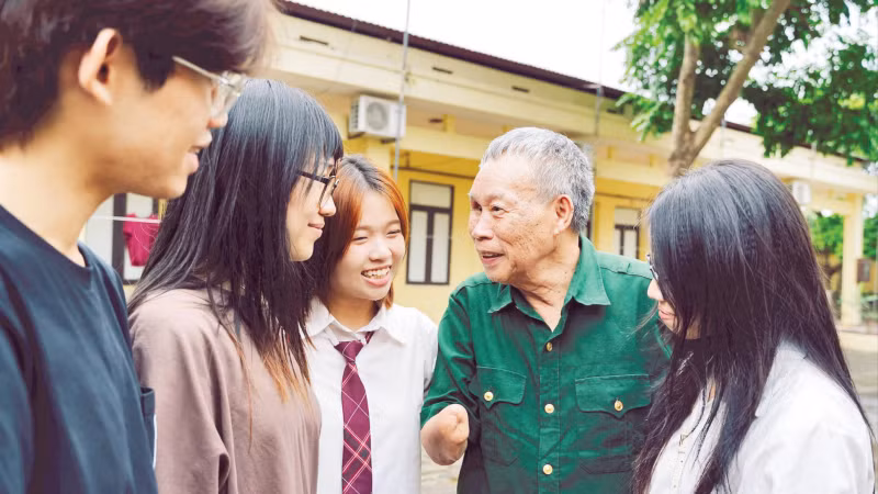 Des membres du projet "Chuyen thoi binh" (Histoires du temps de paix) écoutent le témoignage du vétéran de guerre blessé Do Dang Khuay au Centre de réadaptation pour invalides de guerre de Thuan Thanh. Photo: nhandan