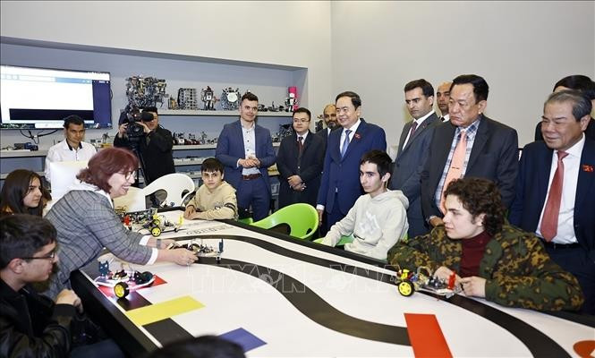 Le président de l'AN vietnamienne visite le Centre de technologie créative TUMO. Photo: VNA 