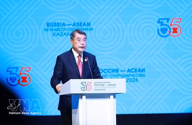 Le Premier ministre Le Minh Hung s'exprime lors du Forum d'affaires ASEAN-Russie. Photo: VNA
