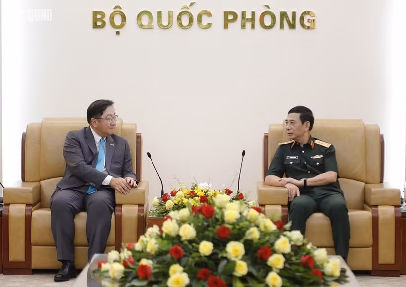 Le général Phan Van Giang, vice-Premier ministre et ministre vietnamien de la Défense (droite) reçoit l'ambassadeur de Malaisie au Vietnam, Dato' Tan Yang Thai. Photo: qdnd.vn