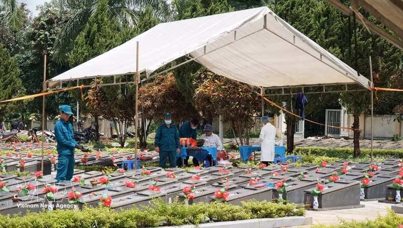 L'équipe chargée des fouilles et des prélèvements sur les restes de soldats morts pour la Patrie au cimetière des martyrs de Duc Co (commune de Duc Co, province de Gia Lai). Photo: VNA
