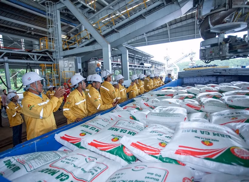 Chargement d'engrais sur un navire destiné à l'exportation. Photo: Petrovietnam