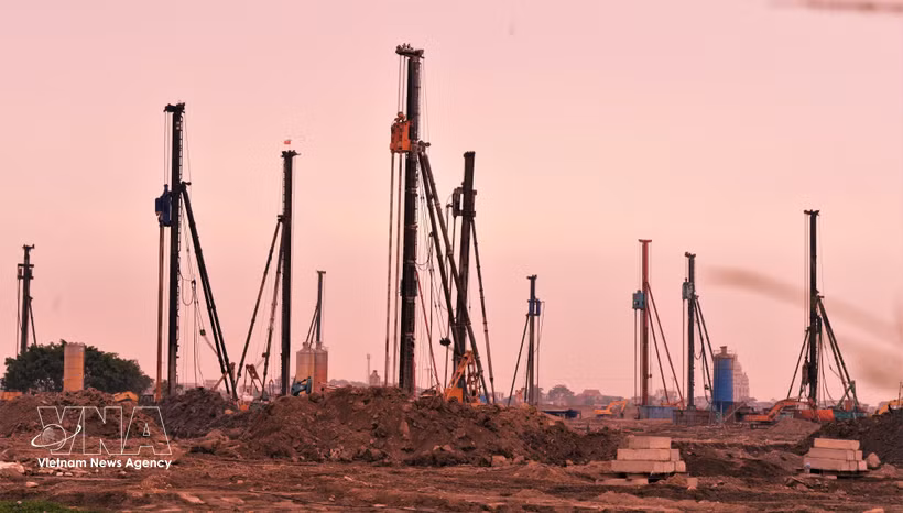 Lever du jour sur le chantier de l’aéroport international de Gia Binh. Photo: VNA