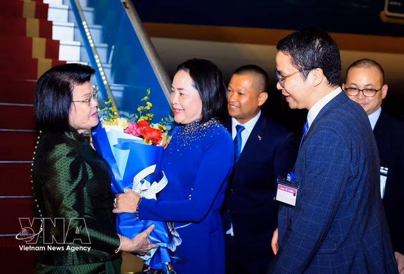 La présidente de l'Assemblée nationale du Cambodge, Samdech Khuon Sudary (gauche) est arrivée à Hanoï. Photo: VNA