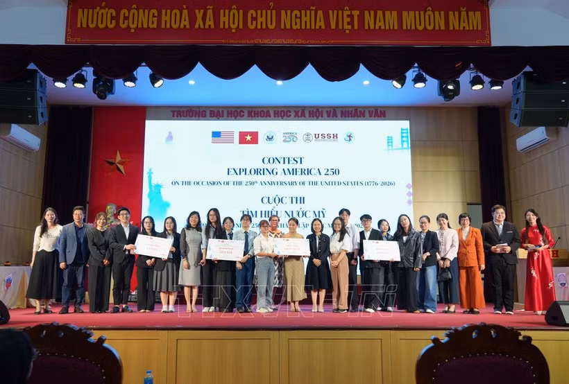 Remise des prix lors du concours intitulé "Découvrir les États-Unis". Photo: VNA