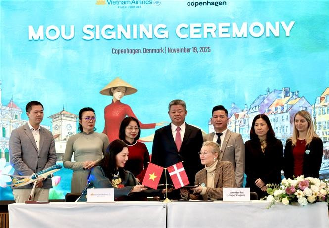 Vietnam Airlines a signé un accord de coopération stratégique avec Greater Copenhagen Connected sur la promotion du tourisme et le développement du marché en Europe du Nord, jetant ainsi les bases d'un développement des activités de promotion des destinations vietnamiennes. Photo: VNA