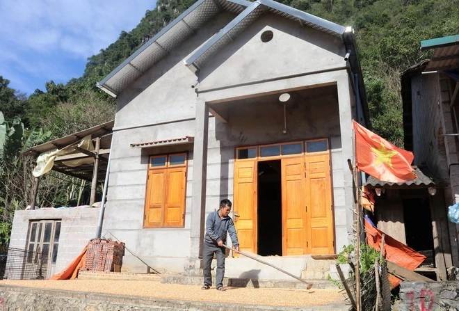 La famille de Nong Hoang Quynh, du hameau de Keo Si, chef-lieu de Thanh Nhat, district de Ha Lang, province de Cao Bang, a reçu une aide pour construire une nouvelle maison dans le cadre du programme visant à éliminer les maisons précaires et délabrées. Photo: VNA