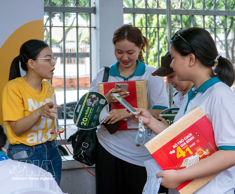 Des travailleurs en recherche d’emploi lors du programme "Soutien aux travailleurs 2025", organisé par le Centre de services pour l’emploi des jeunes de Ho Chi Minh-Ville. Photo: VNA