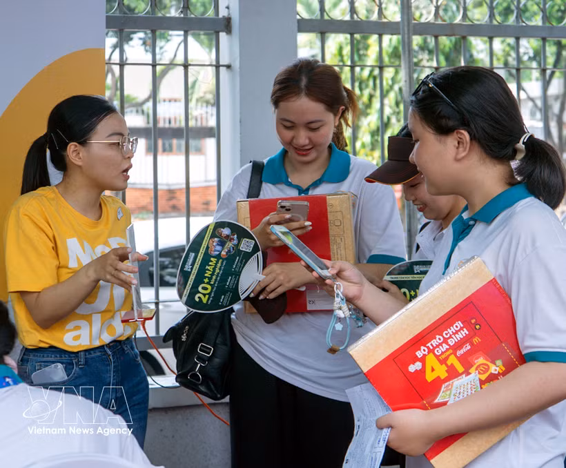 Des travailleurs en recherche d’emploi lors du programme "Soutien aux travailleurs 2025", organisé par le Centre de services pour l’emploi des jeunes de Ho Chi Minh-Ville. Photo: VNA