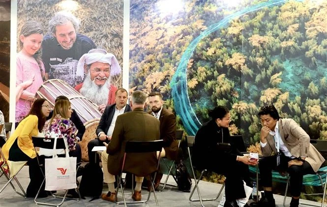 De nombreux visiteurs et partenaires étrangers sont venus au stand vietnamien du Salon international du tourisme ITB de Berlin pour en savoir plus sur le tourisme vietnamien. Photo: VNA