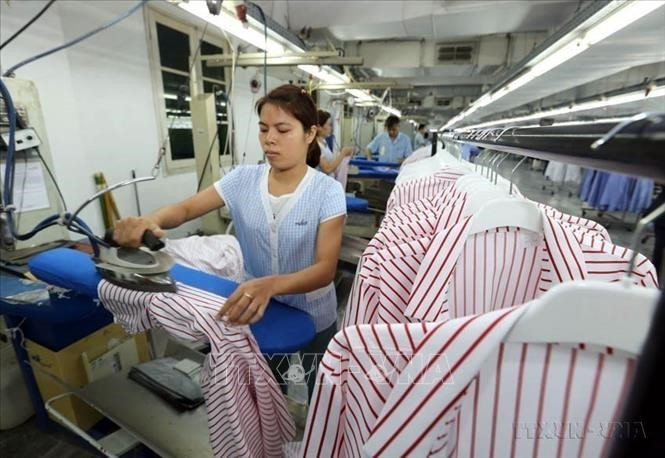Ligne de production de vêtements pour l'exportation de la Sarl Van Laack ASIA, société investie par l'Allemagne, dans le pôle industriel de Ngoc Hoi, à Hanoï. Photo : VNA