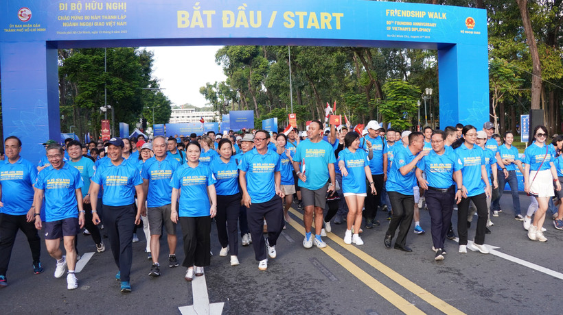 Près de 2 000 personnes à la marche de l’amitié. Photo: VNA