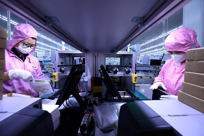 Chaîne d’inspection avant conditionnement des produits à la société Toyo Solar (100 % de capitaux japonais), spécialisée dans la fabrication de panneaux solaires au sein du parc industriel de Câm Khê, province de Phu Tho. Photo: VNA