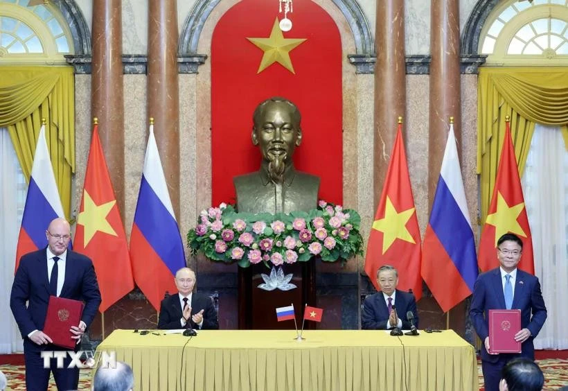 Le secrétaire général du Parti communiste du Vietnam (PCV), Tô Lâm et le président russe Vladimir Poutine assistent à la cérémonie de remis des documents de coopération le 20 juin 2024. Photo: VNA