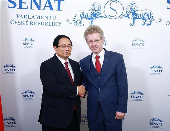 Le Premier ministre Pham Minh Chinh (gauche) et le président du Sénat tchèque Milos Vystrcil. Photo: VNA