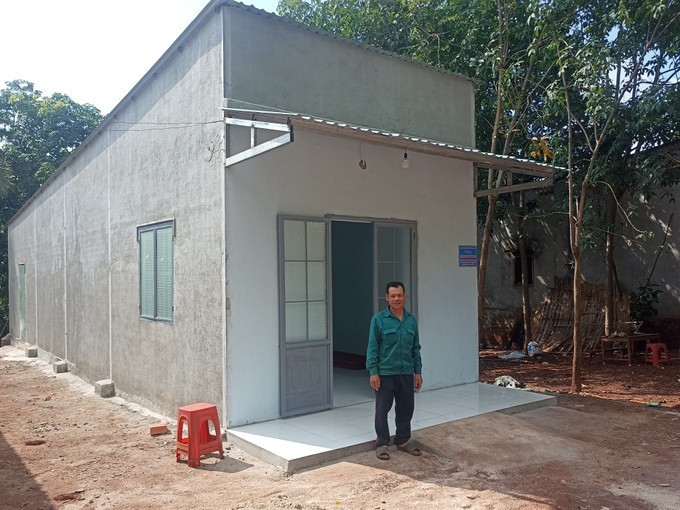 Une nouvelle maison a été donnée à la famille de M. Dieu Chum dans le village de Thac Dai, commune de Phu Van. Photo: VNA