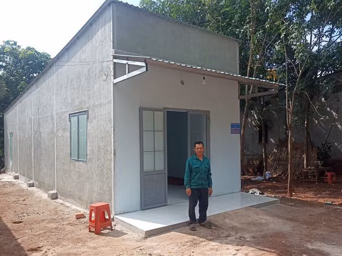 Une nouvelle maison a été donnée à la famille de M. Dieu Chum dans le village de Thac Dai, commune de Phu Van. Photo: VNA