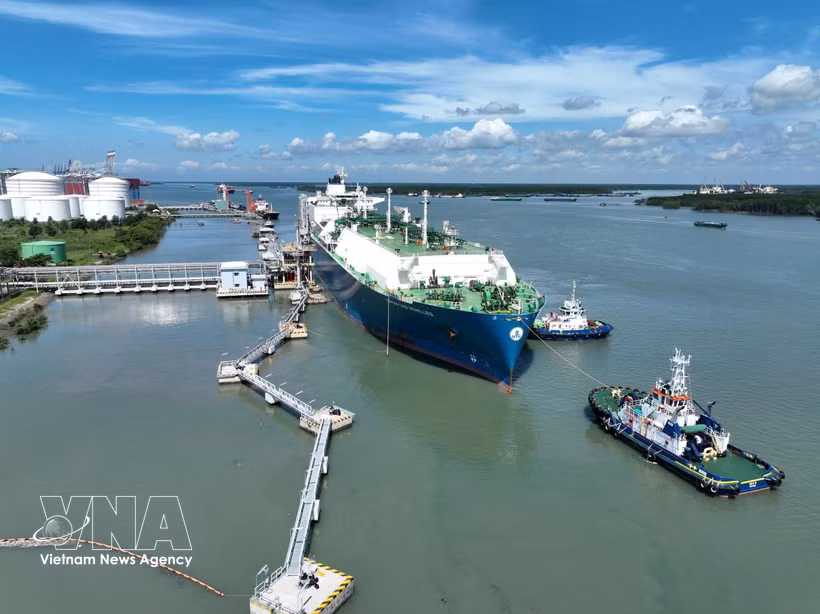 Un navire transportant du GNL accoste au terminal LNG de Thi Vai pour importer du gaz naturel liquéfié et renforcer l’approvisionnement énergétique du marché intérieur. Photo: VNA