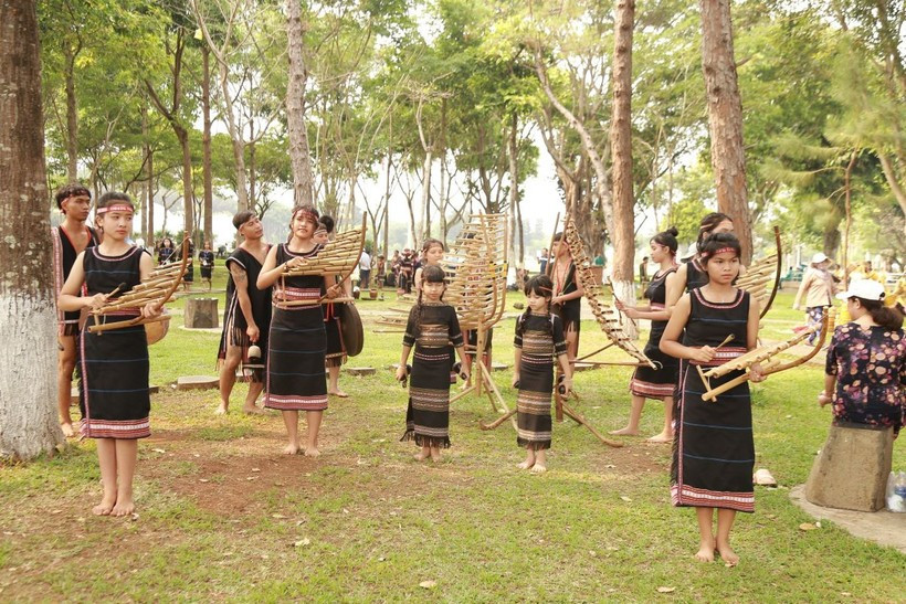 Interprétation d'instruments de musique traditionnel à Gia Lai. Photo: VNA