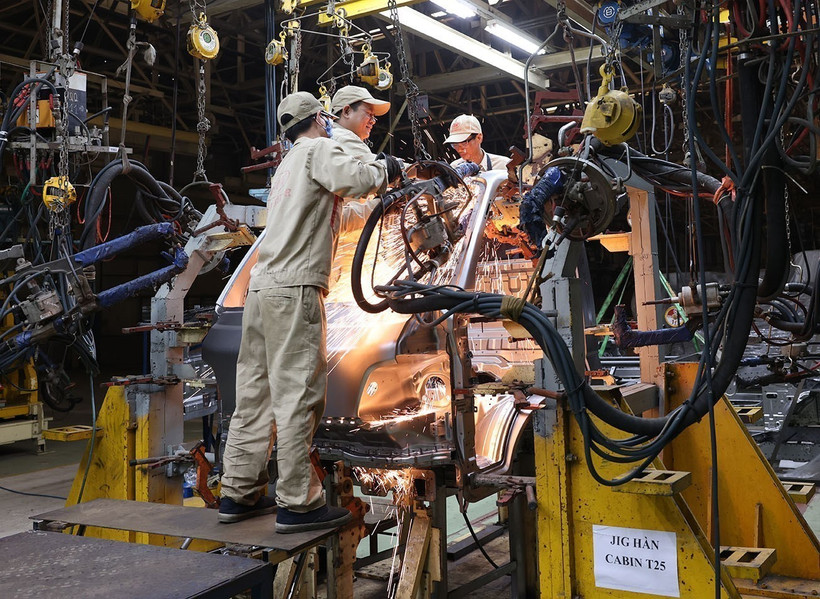 Fabrication des châssis automobiles à l’aide d’équipements de soudage spécialisés, à l’usine automobile VEAM, située dans le parc industriel de Bim Son. Photo: VNA