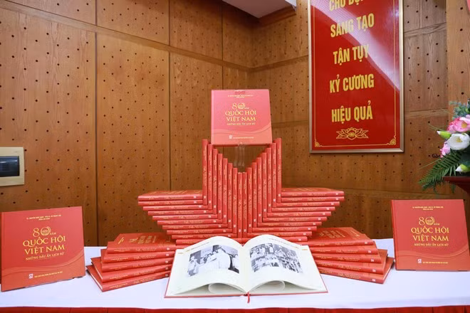 L’ouvrage, composé de près de 300 pages en grand format et présenté avec soin, réunit plus de 200 photographies d’archives précieuses, retraçant de manière vivante les 80 années de parcours de l’Assemblée nationale du Vietnam. Photo: VietnamPlus