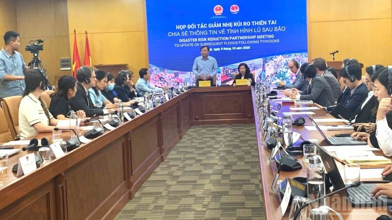 Le vice-ministre de l'Agriculture et de l'Environnement, Nguyên Hoàng Hiêp, rencontre les partenaires pour partager des informations sur les inondations post-tempête. Photo : nhandan.vn