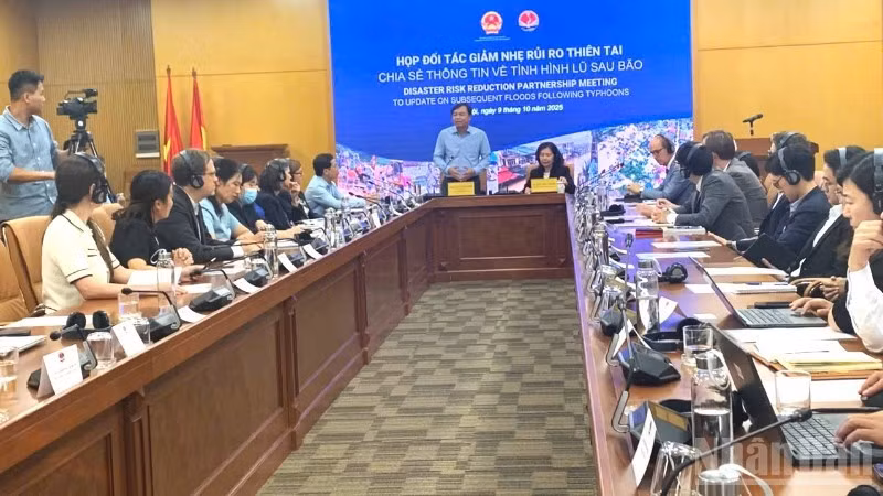 Le vice-ministre de l'Agriculture et de l'Environnement, Nguyên Hoàng Hiêp, rencontre les partenaires pour partager des informations sur les inondations post-tempête. Photo : nhandan.vn