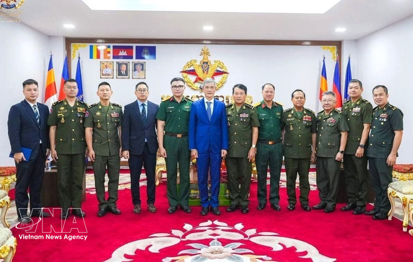 L'ambassadeur Nguyen Minh Vu est allé adresser ses vœux au Commandement général des Forces armées royales cambodgiennes, à l’occasion du Nouvel An traditionnel Chol Chnam Thmey 2026. Photo: VNA