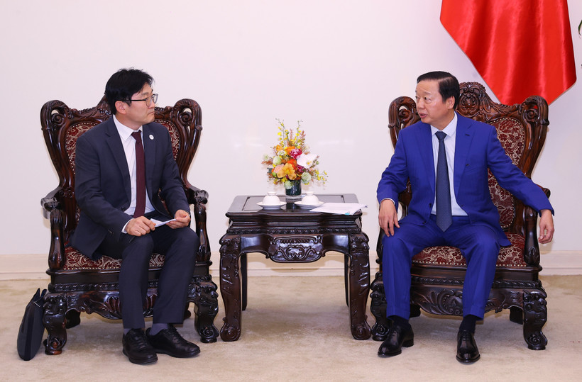 Le vice-Premier ministre Trân Hông Hà (droite) rencontre Kim Deawon, vice-président exécutif de Samsung E&A, filiale du groupe Samsung de la République de Corée. Photo: VNA