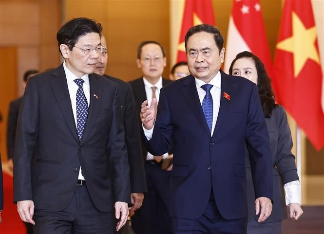 Le président de l'Assemblée nationale (AN) du Vietnam, Trân Thanh Mân (droite) et le Premier ministre de Singapour, Lawrence Wong. Photo: VNA