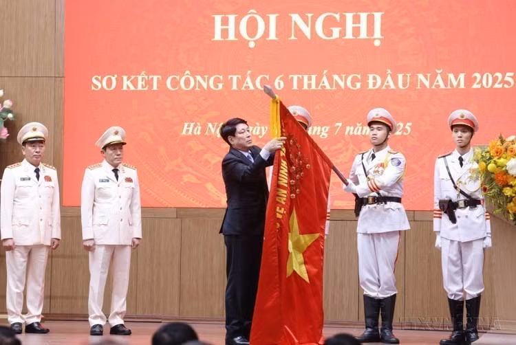 Le président Luong Cuong décerne l'Ordre du travail de troisième classe au ministère de la Sécurité publique en 2025. Photo: VNA