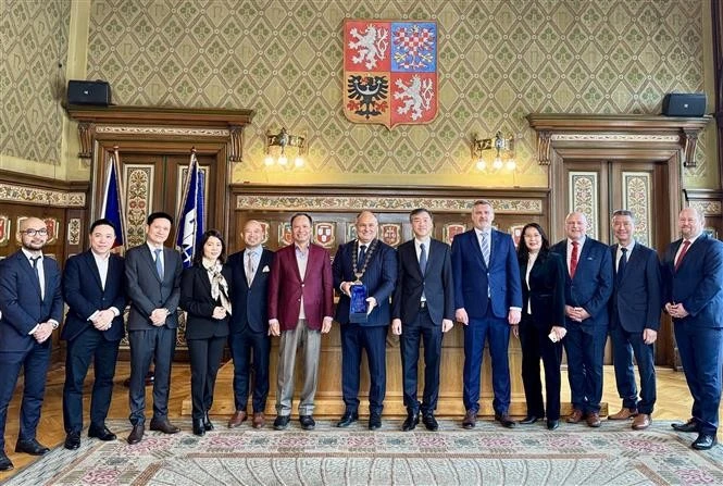 L'ambassadeur du Vietnam en République tchèque, Duong Hoai Nam, le maire de Nachod, Jan Birke et les délégués prennent une photo souvenir. Photo : VNA