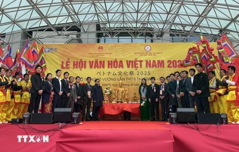 La reconstitution de la cérémonie d'anniversaire de la mort des rois Hung à Osaka. Photo: VNA