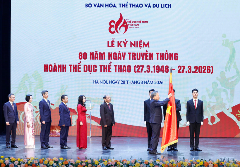 Le secrétaire général du Parti To Lam remet l’Ordre du Travail de première classe, à l’Autorité des sports du Vietnam pour ses contributions remarquables au développement du secteur. Photo: VNA