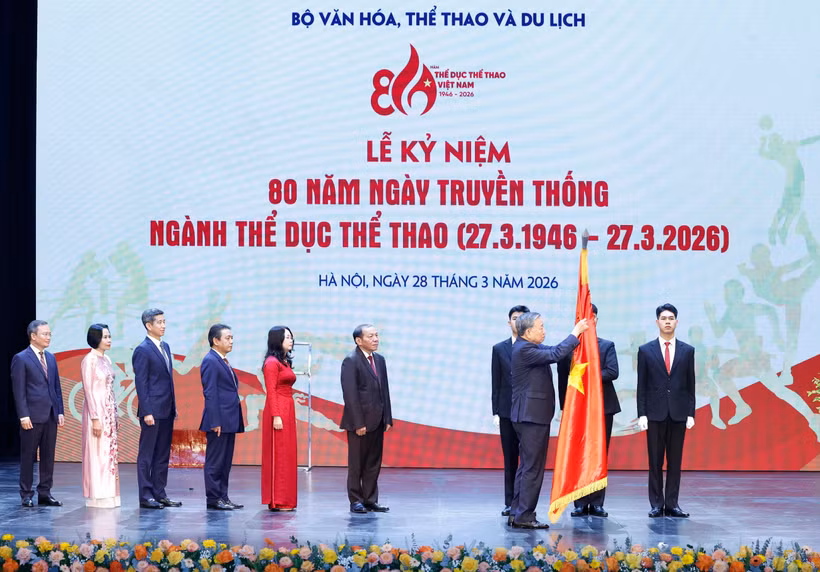 Le secrétaire général du Parti To Lam remet l’Ordre du Travail de première classe, à l’Autorité des sports du Vietnam pour ses contributions remarquables au développement du secteur. Photo: VNA